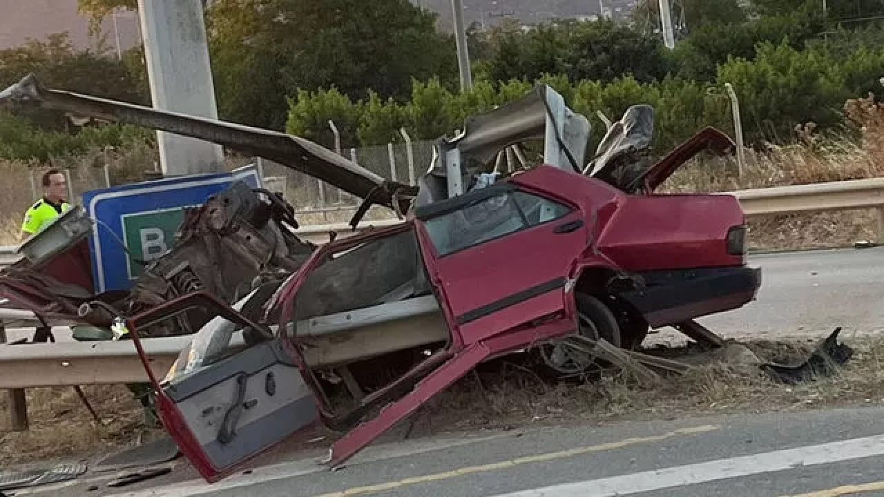 Bursa'da bariyerlere çarpan otomobilin sürücüsü öldü