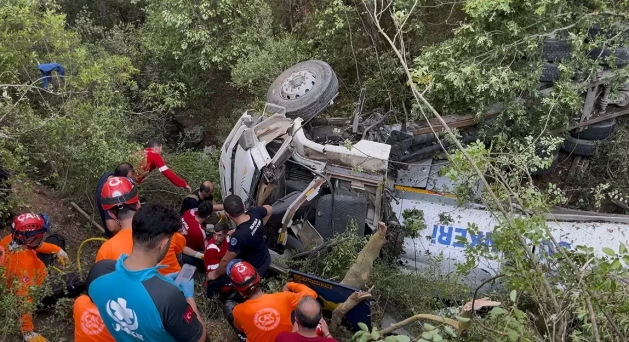 Orman yangınını söndürmeye giden tanker uçuruma yuvarlandı: 1 ölü 2 yaralı