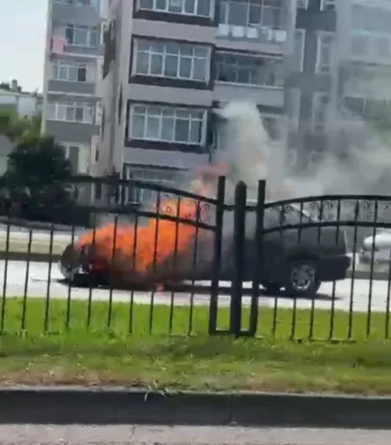 Samsun'da otomobil alevlere teslim oldu: O anlar kameralarda