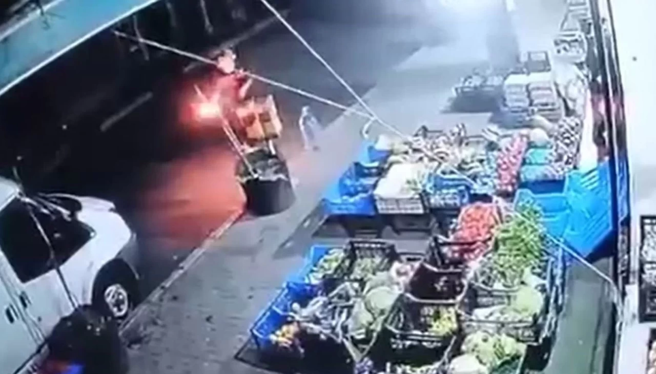 Küçükçekmece'de markete molotoflu saldırı