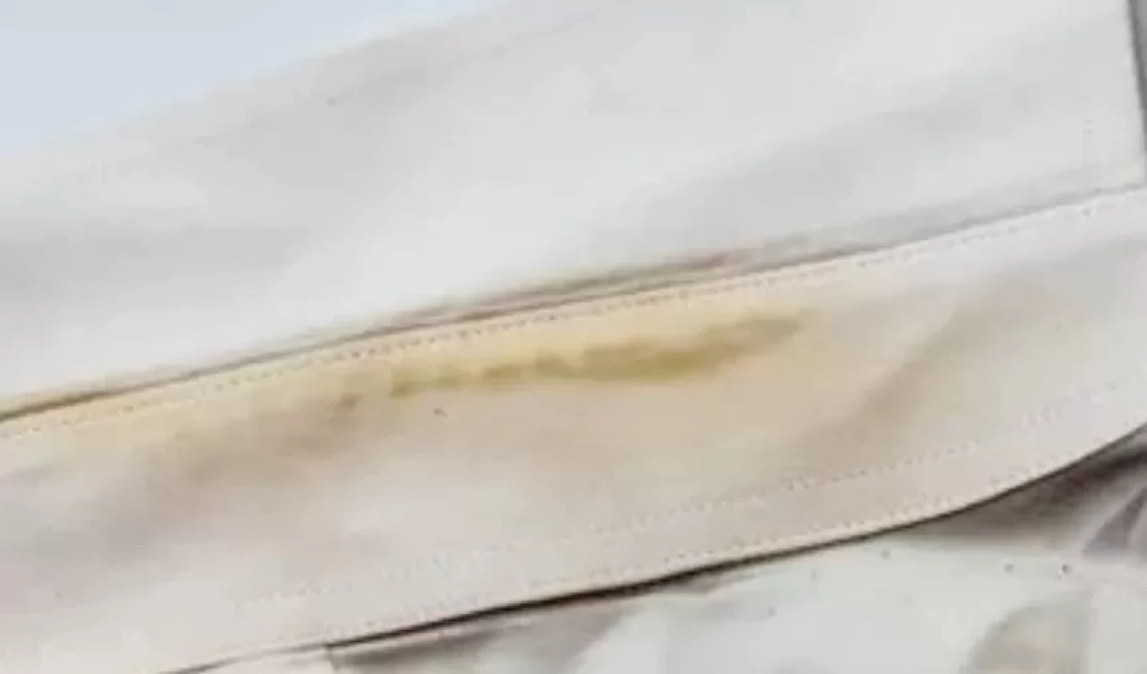 Sararan kıyafetler nasıl beyazlatılır? Püf noktalarıyla temizlik