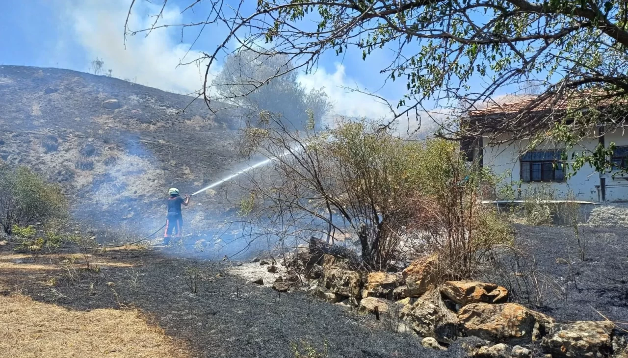 Çorum'da otluk alanda yangın: Evlere sıçramasını itfaiye önledi