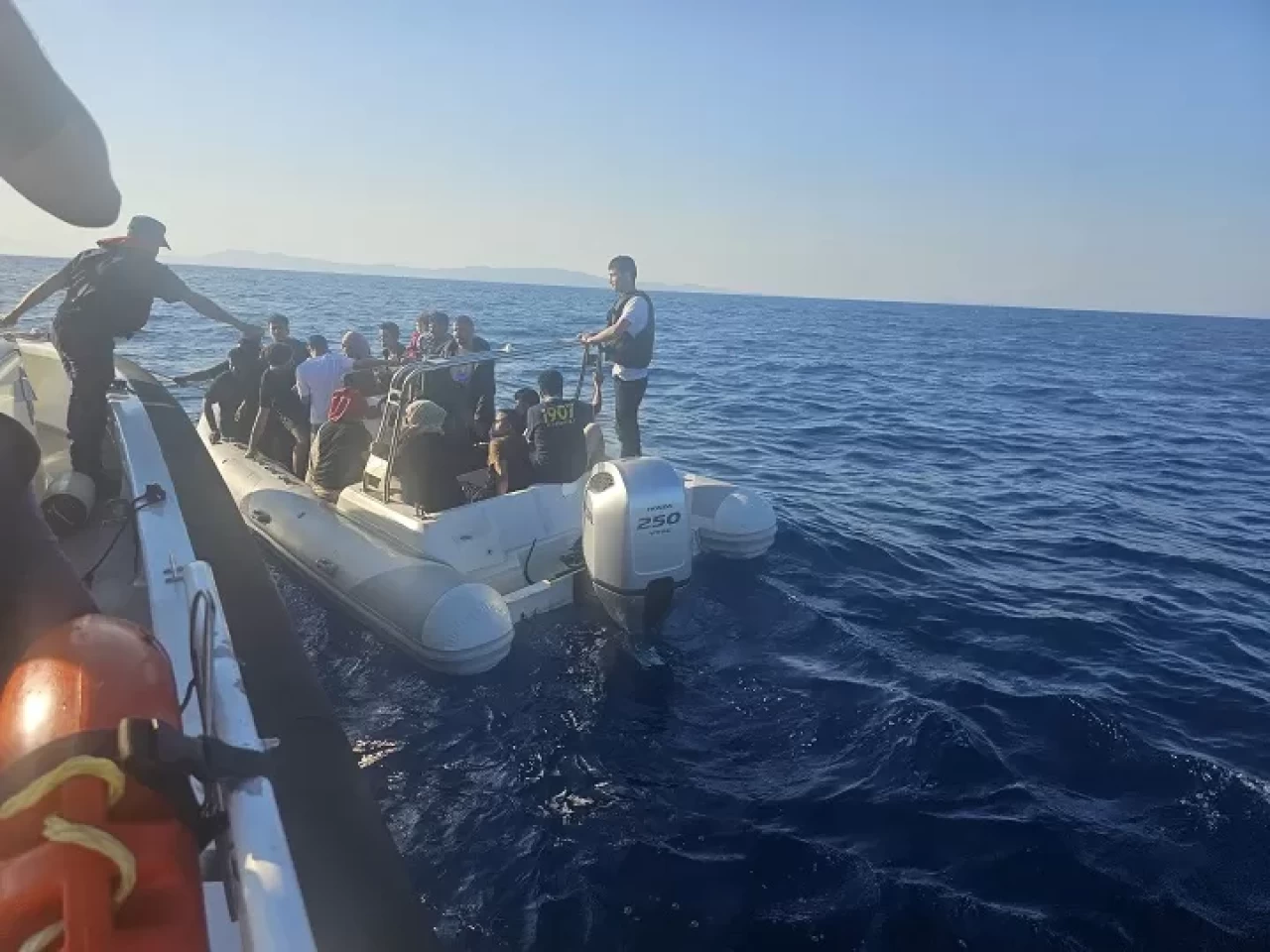 Dikili ve Menderes açıklarında düzensiz göçmen operasyonu: 33 kurtarıldı, 31 yakalandı