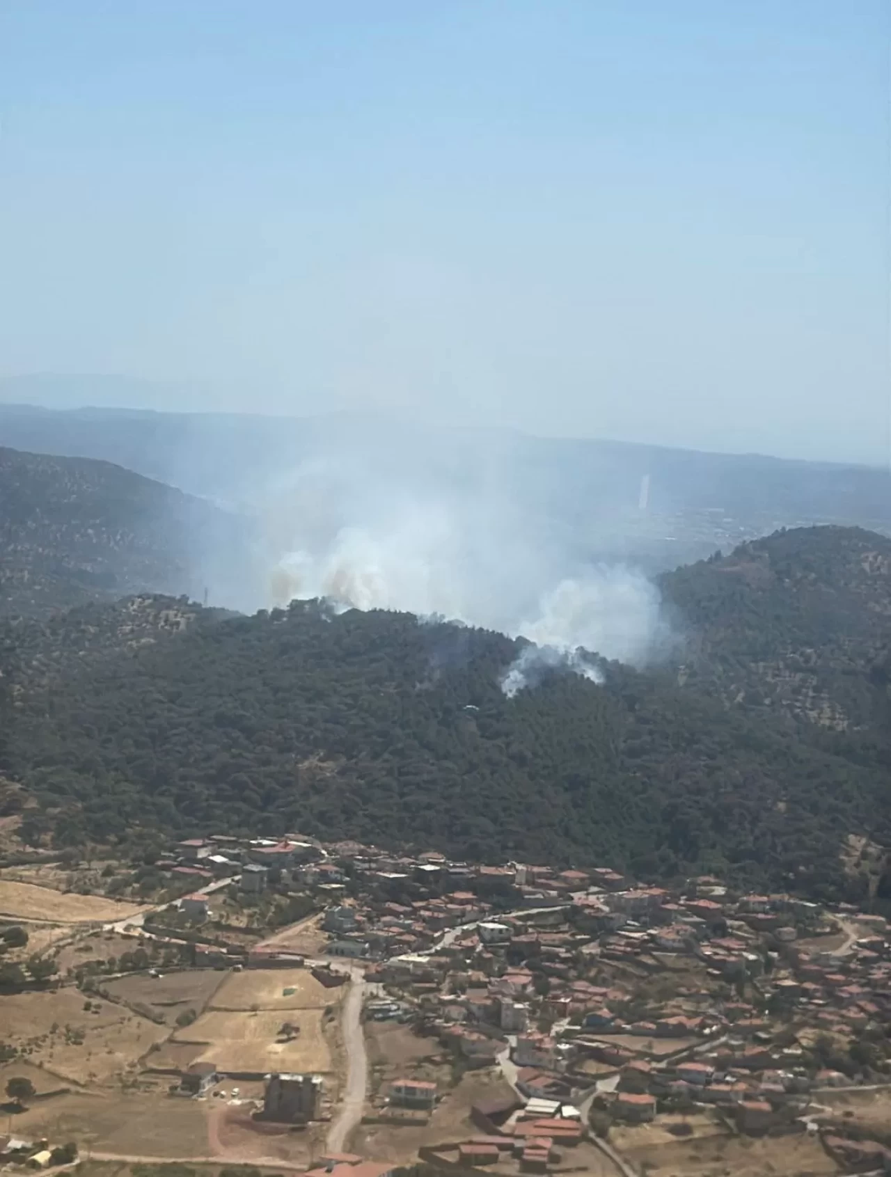 Balıkesir'in üç ilçesinde çıkan yangınlara havadan müdahale sürüyor