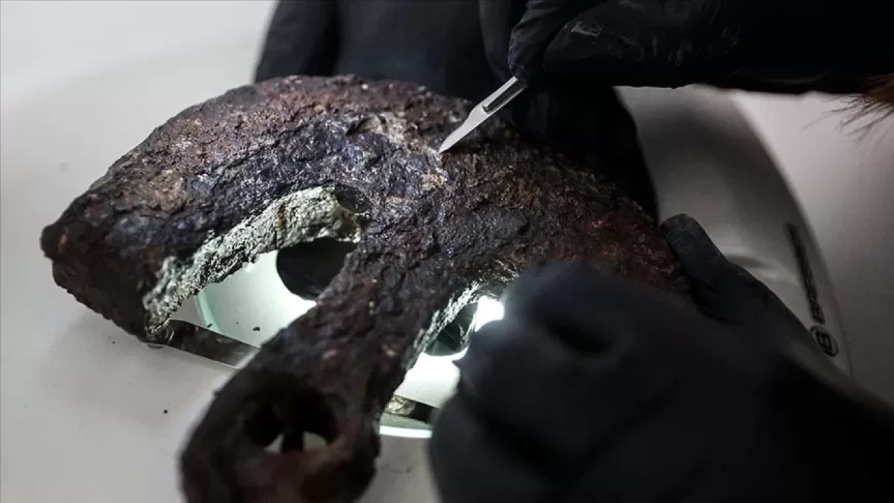 Uzuncaburç'ta 1600 yıllık terazi ve harf şeklinde ağırlık bulundu