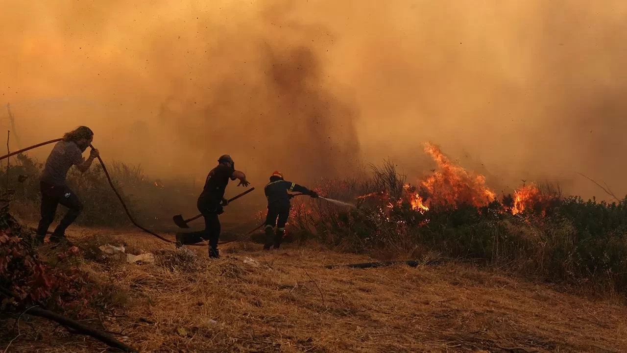 Yüksek sıcaklıkların Yunanistan'ı da vurdu! Yangınlar sürüyor