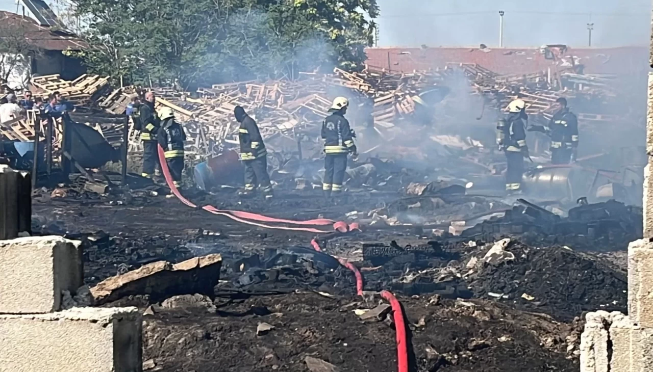 Konya'da iş yerinde çıkan yangın bahçedeki tahta paletlere sıçradı