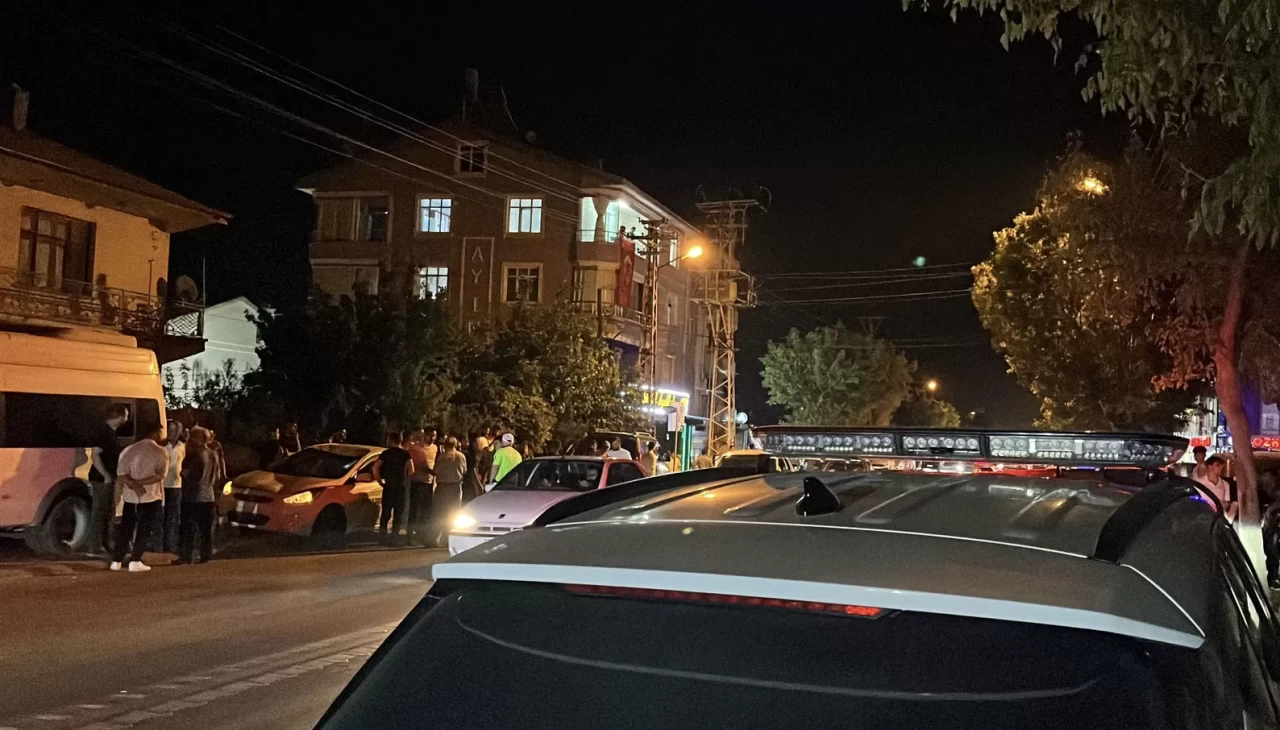 Yola fırlayan çocuğa iki otomobil çarptı