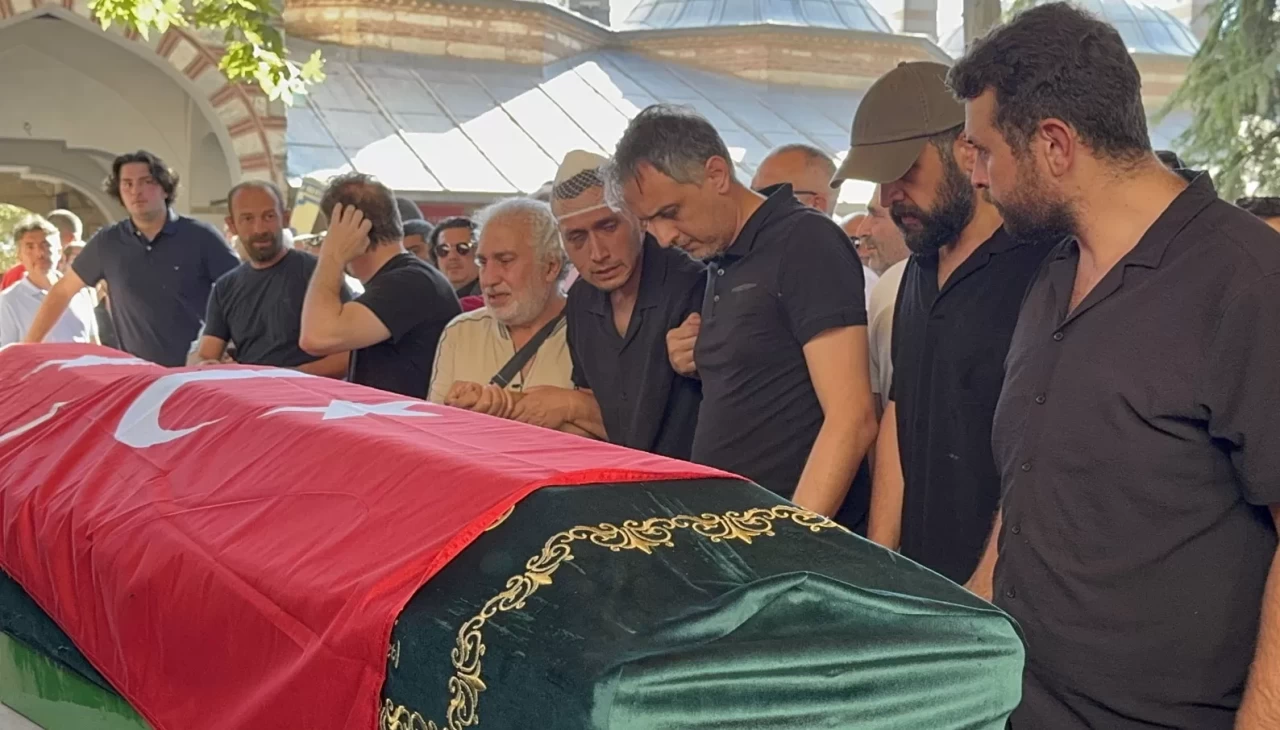 Son yolculuğuna evladıyla yan yana uğurlandı