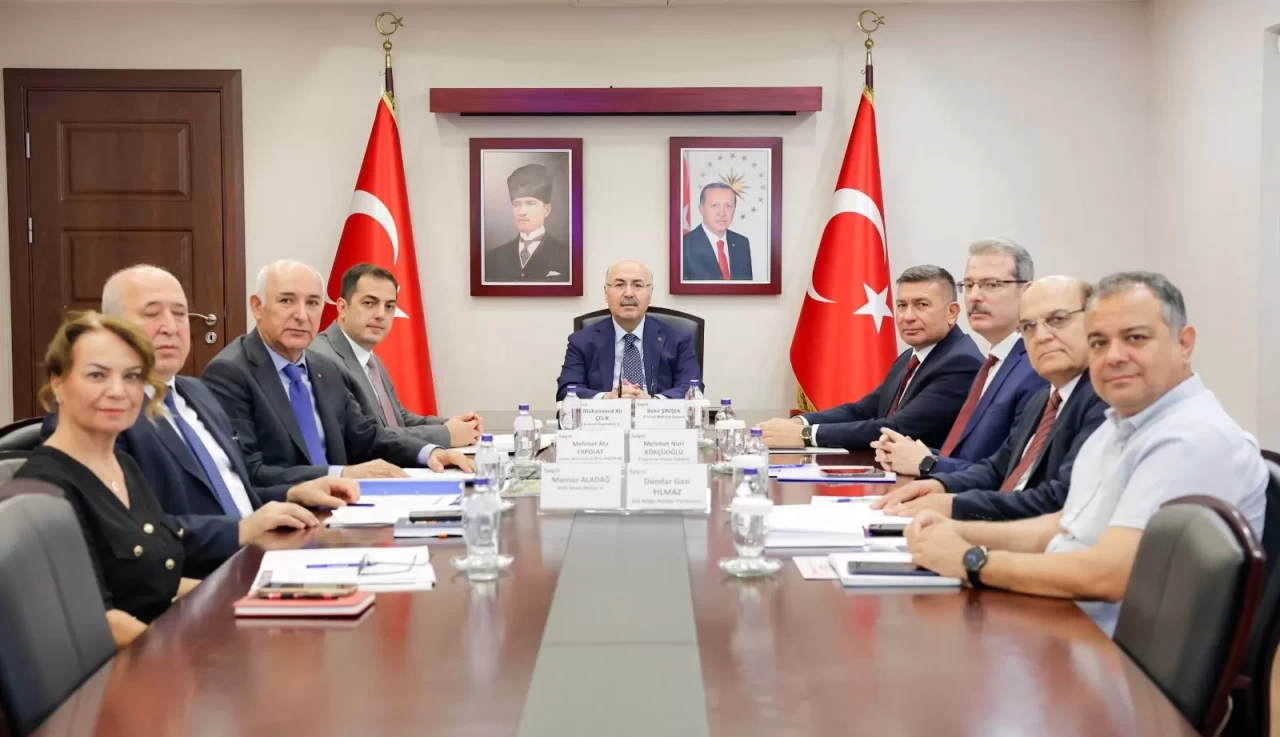 Karaisalı’da tavuk çiftlikleriyle ilgili kritik toplantı: Yeni kısıtlamalar yolda