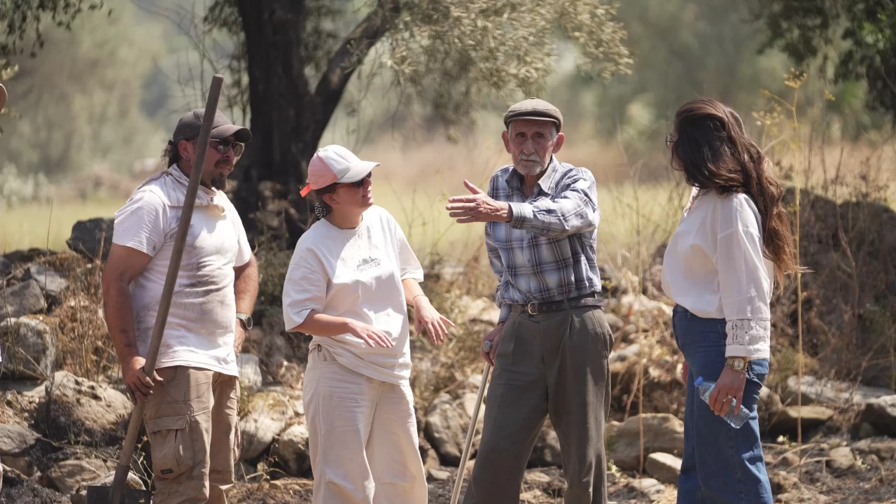 Bir asırdır antik kentte yaşayan Durmuş dedeyi zar zor ikna ettiler