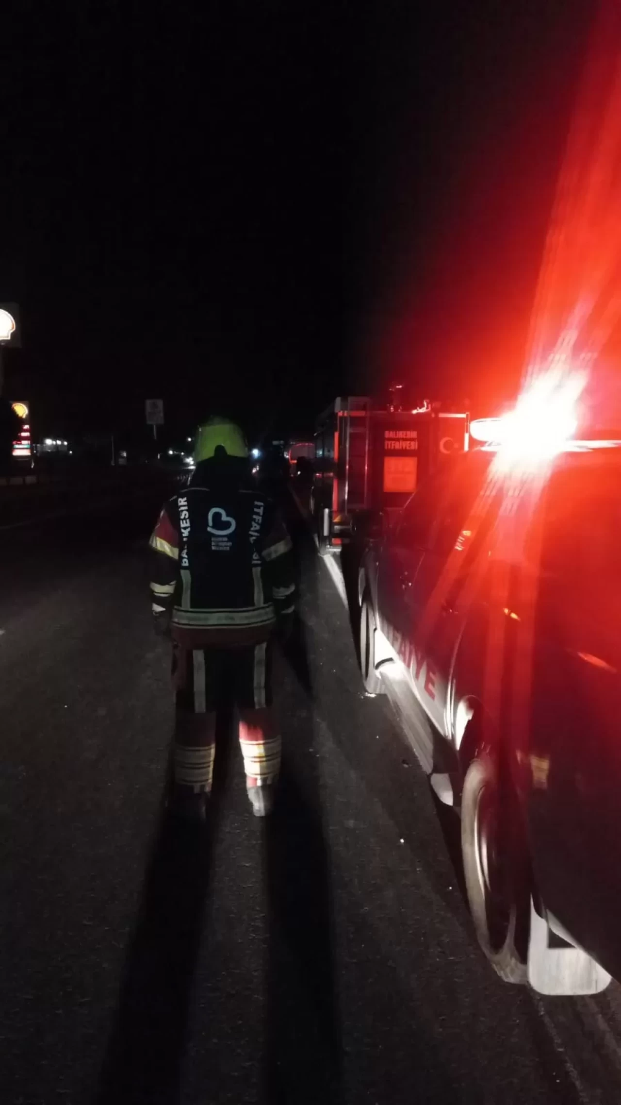 Balıkesir-İzmir karayolunda korkutan kaza: Akaryakıt yüklü tanker devrildi