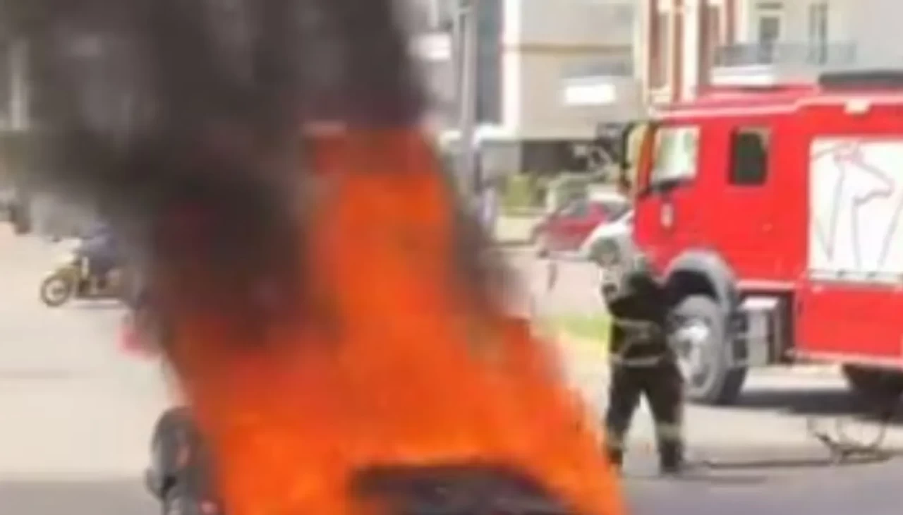 Aksaray'da seyir halindeki otomobil alev alev yandı