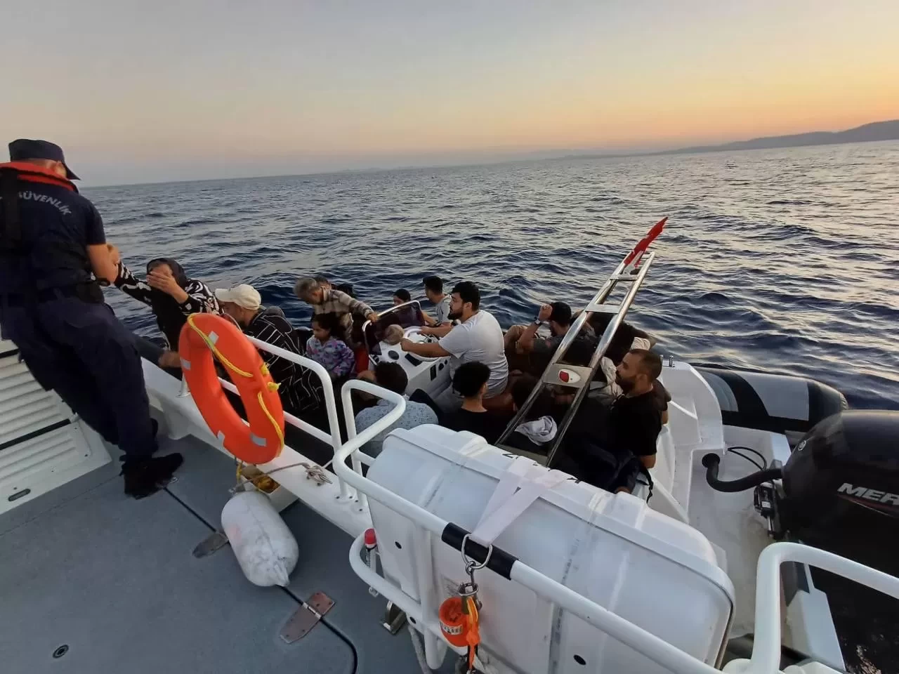 İzmir açıklarında 81 düzensiz göçmen yakalandı