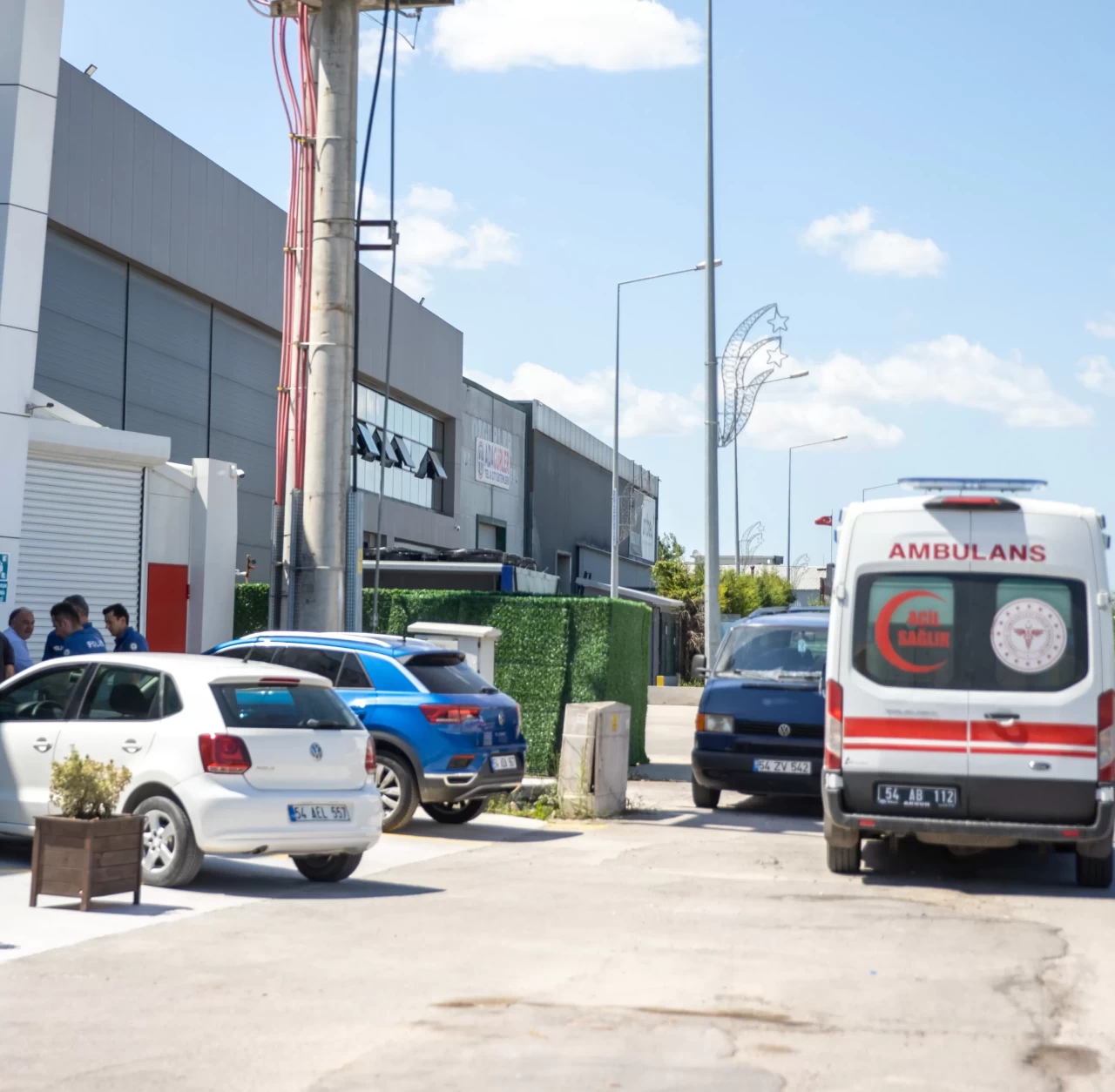 Sakarya'da iş yeri asma tavanının çökmesiyle 3 kişi yaralandı