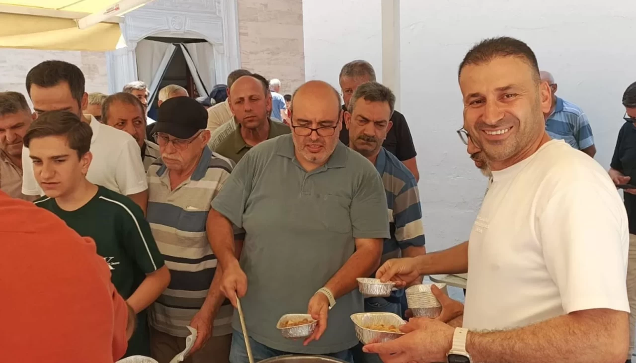 Bursalı esnaf bin 200 kişiye aşure dağıttı