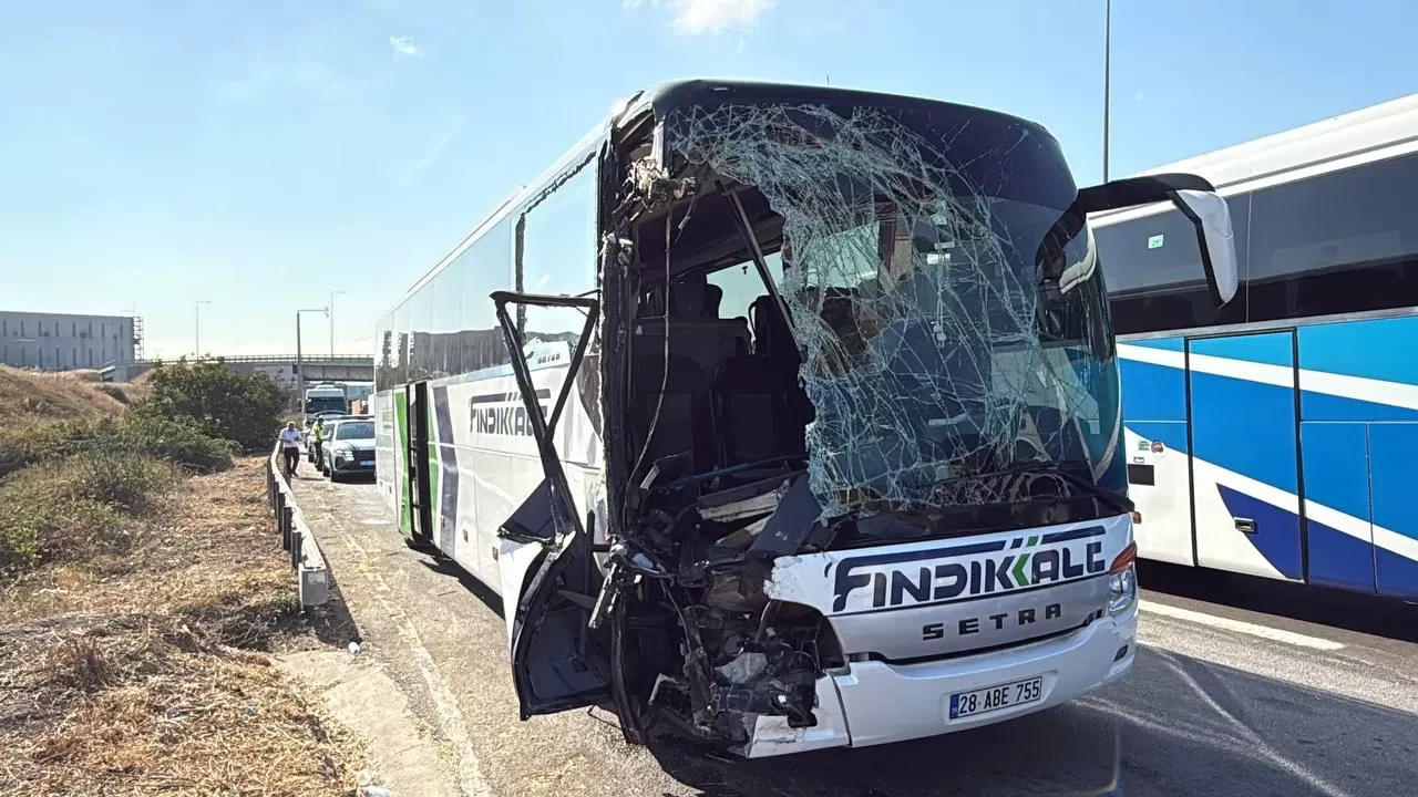 Kocaeli'de yolcu otobüsü kamyona çarptı: 1 ağır, 7 yaralı