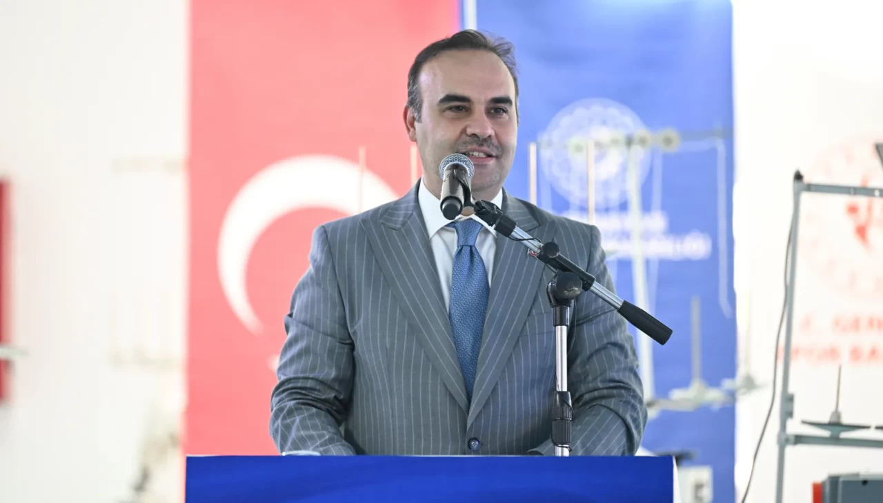 Bakan Kacır'dan LGS'de yüzde 1'lik dilime giren öğrencilere davet