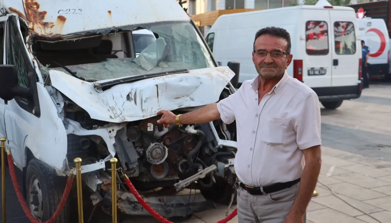 15 Temmuz darbe girişiminde hasar gören minibüs Sivas'ta sergileniyor
