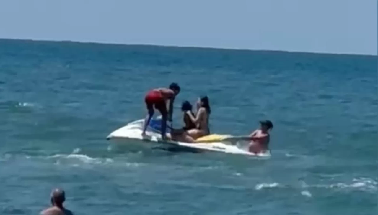 Düzce'de denizde boğulma tehlikesi geçiren 4 kişiyi cankurtaranlar kurtardı