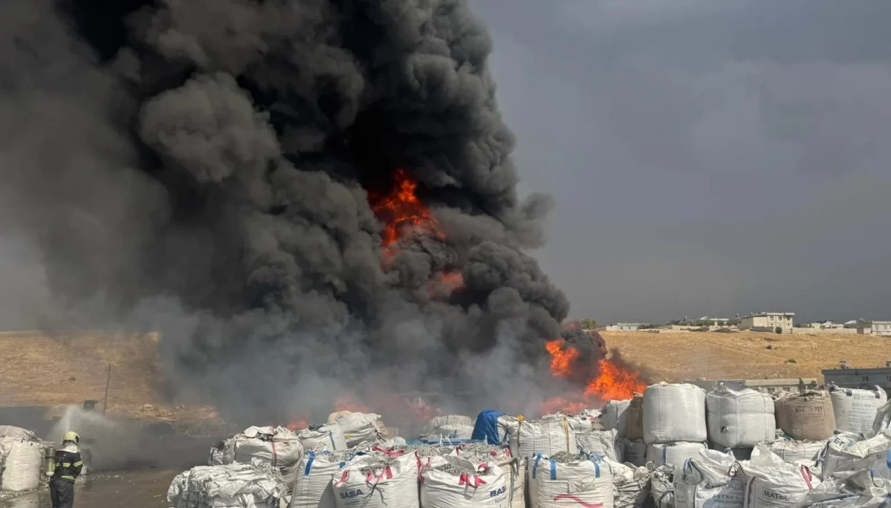 Gaziantep'te fabrika yangını! Alevler 3 saatte kontrol altına alındı