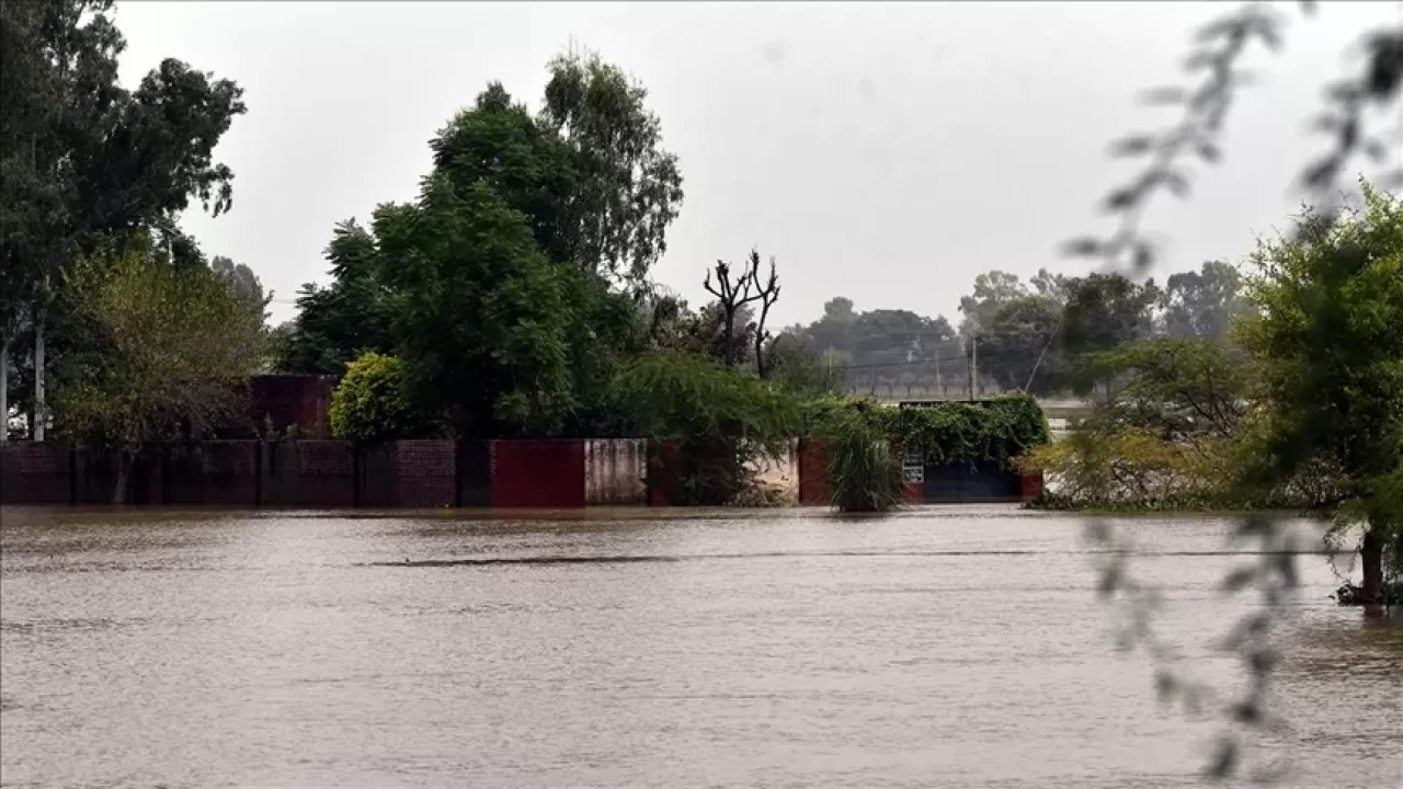 Pakistan'da seller can aldı: Son 24 saatte 28 kişi hayatını kaybetti