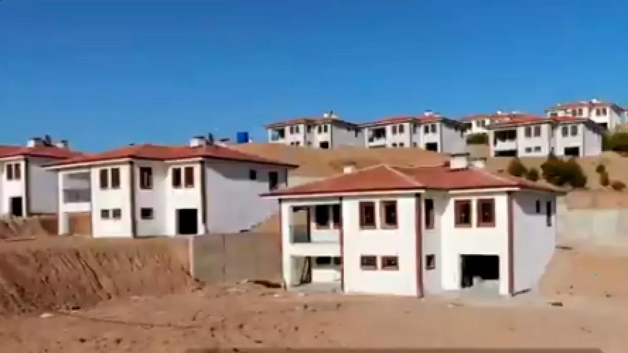 Bakan Kurum paylaştı: Deprem bölgesinin iki katlı köy evleri tamamlandı