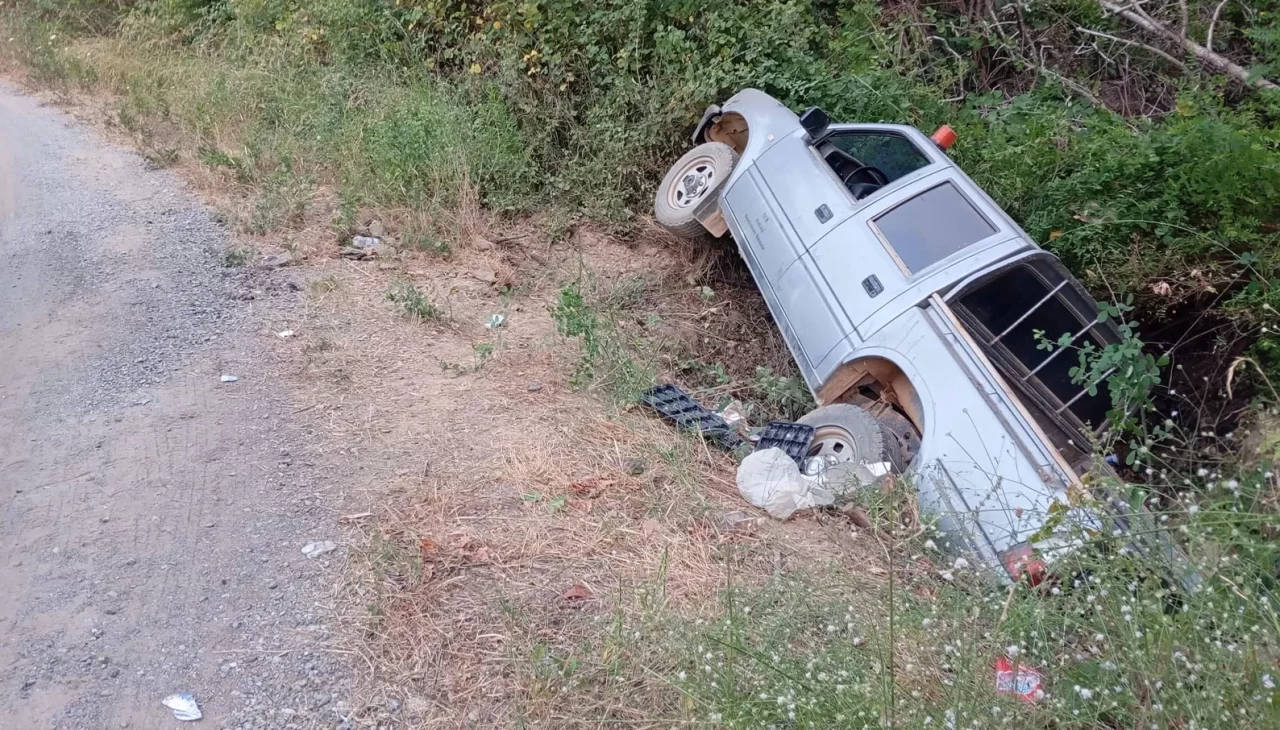 Yangın ekibine yemek götüren araç şarampole yuvarlandı
