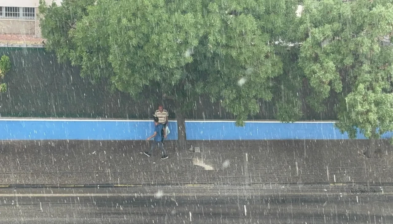 Aniden bastıran yağmur şaşırttı! Sıcak hava yerini yağışa bıraktı