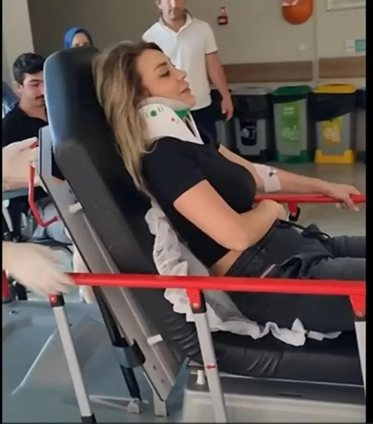 Genç şarkıcı Pınar Yıldız klip çekiminde attan düştü