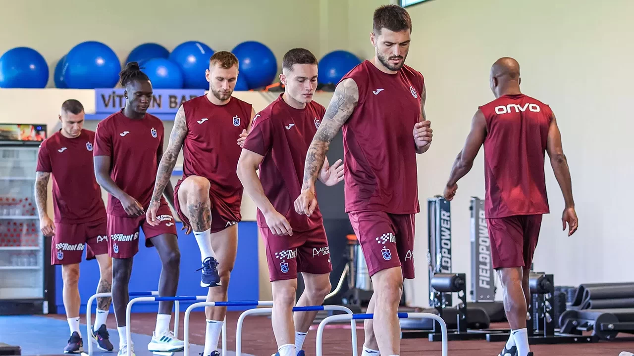 Trabzonspor günün ilk antrenmanında salonda çalıştı
