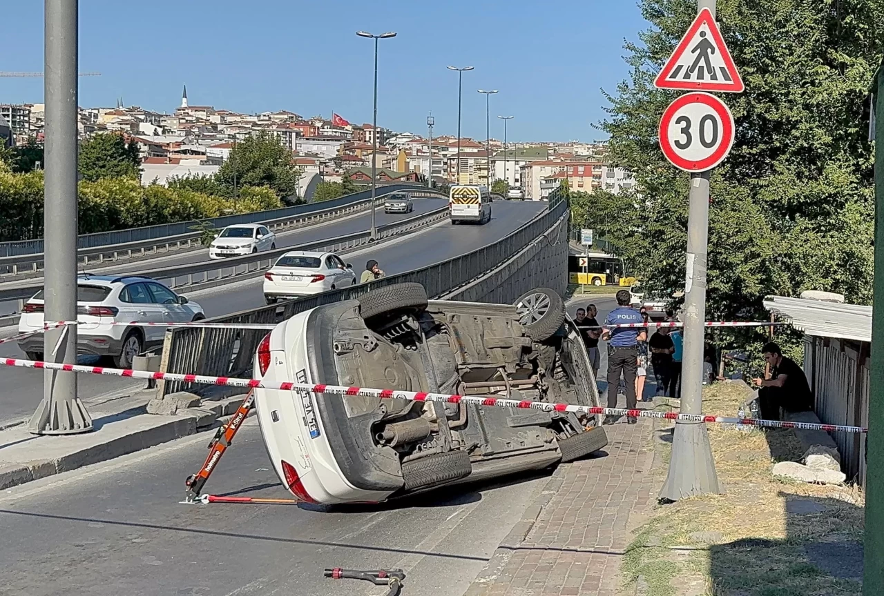 Bahçelievler’de kontrolden çıkan otomobil araca ve motosiklete çarptı