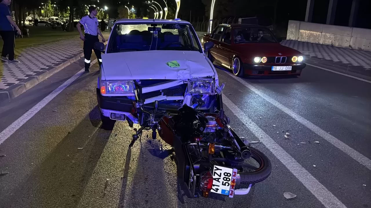 Kocaeli'de otomobil ile motosiklet çarpıştı: 2 yaralı