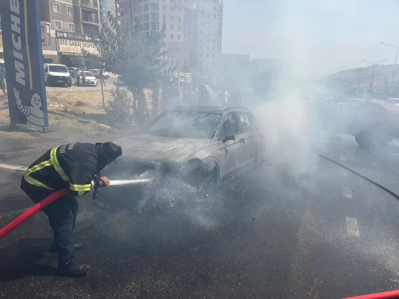 Mardin'de seyir halindeyken alev alan otomobil kullanılmaz hale geldi