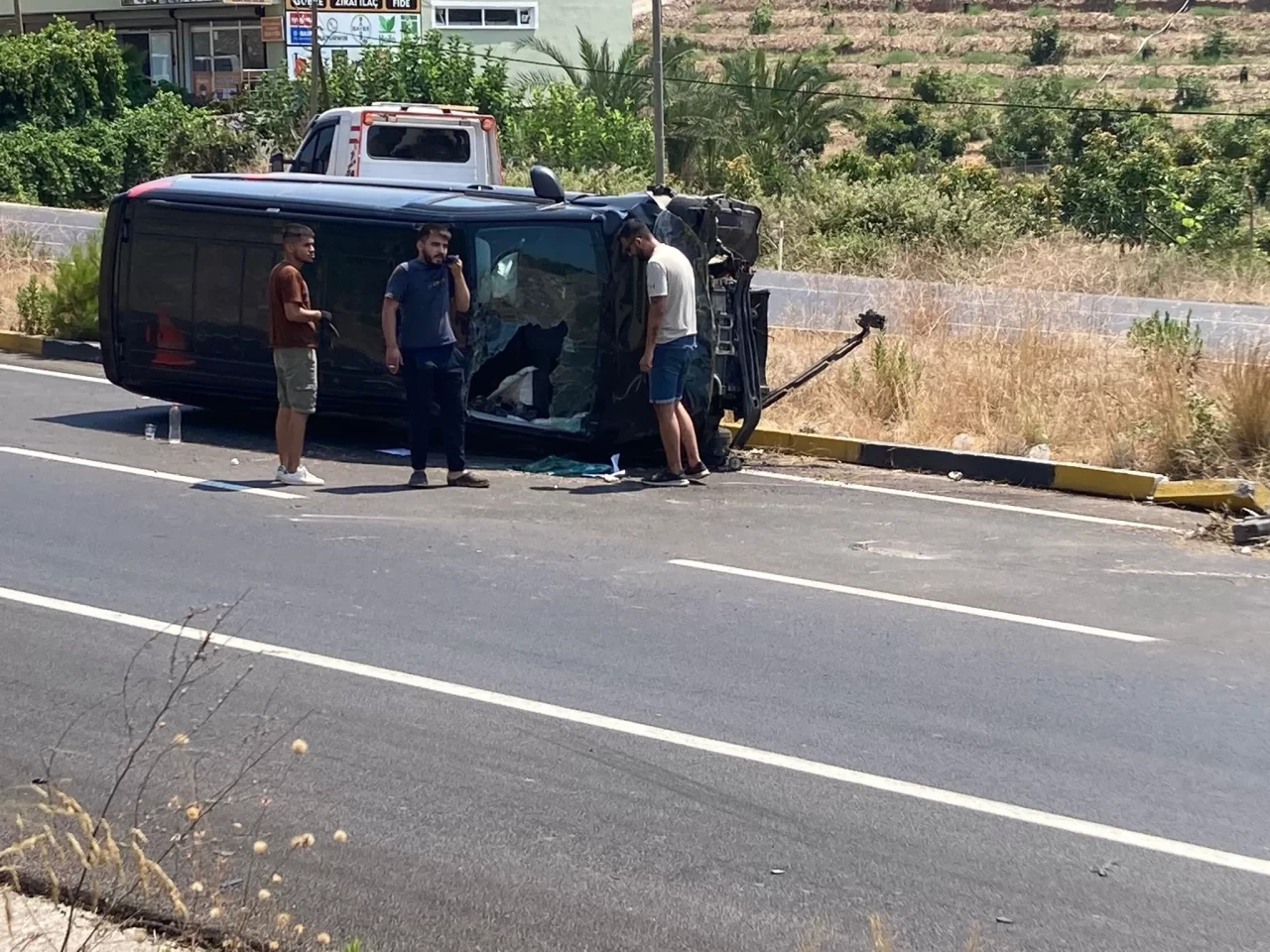 Alanya'da hafif ticari araç ile taksi çarpıştı: 1 yaralı