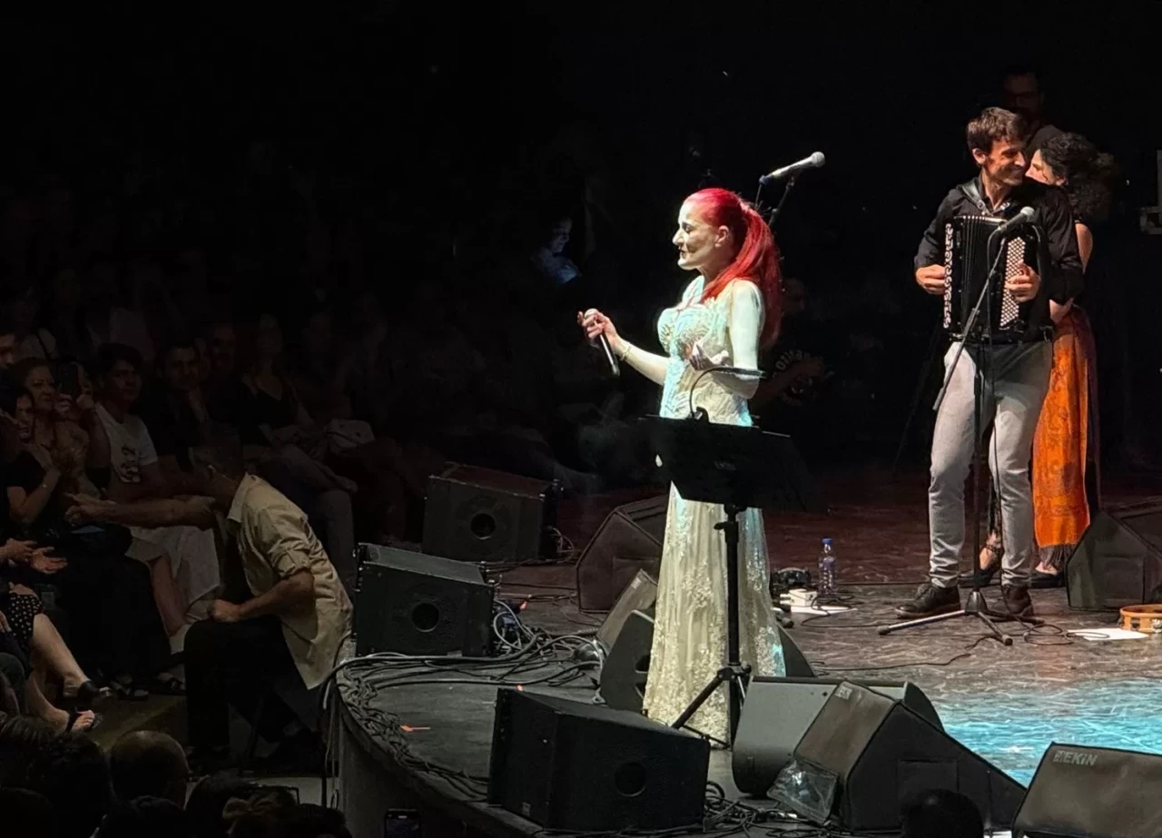 Candan Erçetin ve Barcelona Gipsy Klezmer Orkestrası Bursa'da konser verdi