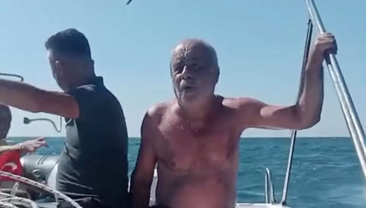 Denizde boğulma tehlikesi geçiren şahsı vatandaşlar kurtardı