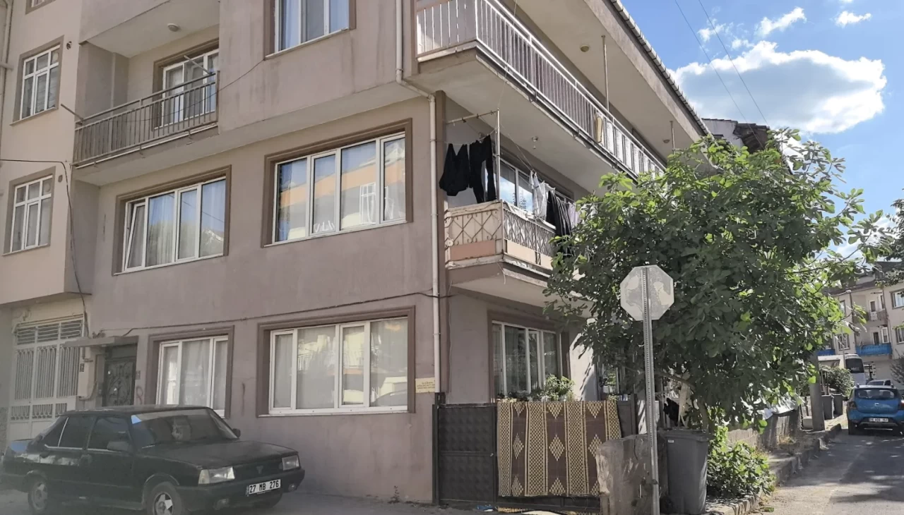 İnegöl'de balkondan düşen küçük Mustafa ağır yaralandı