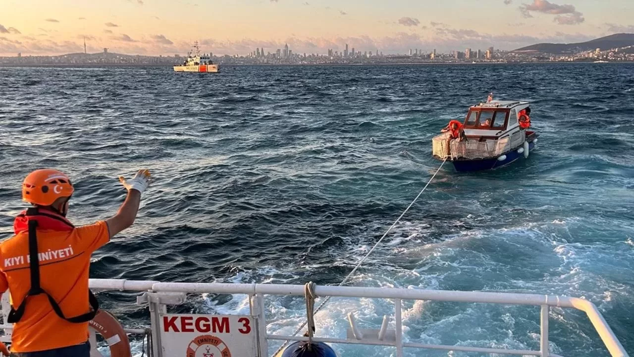 Heybeliada açıklarında panik anları! Sürüklenen tekne kurtarıldı