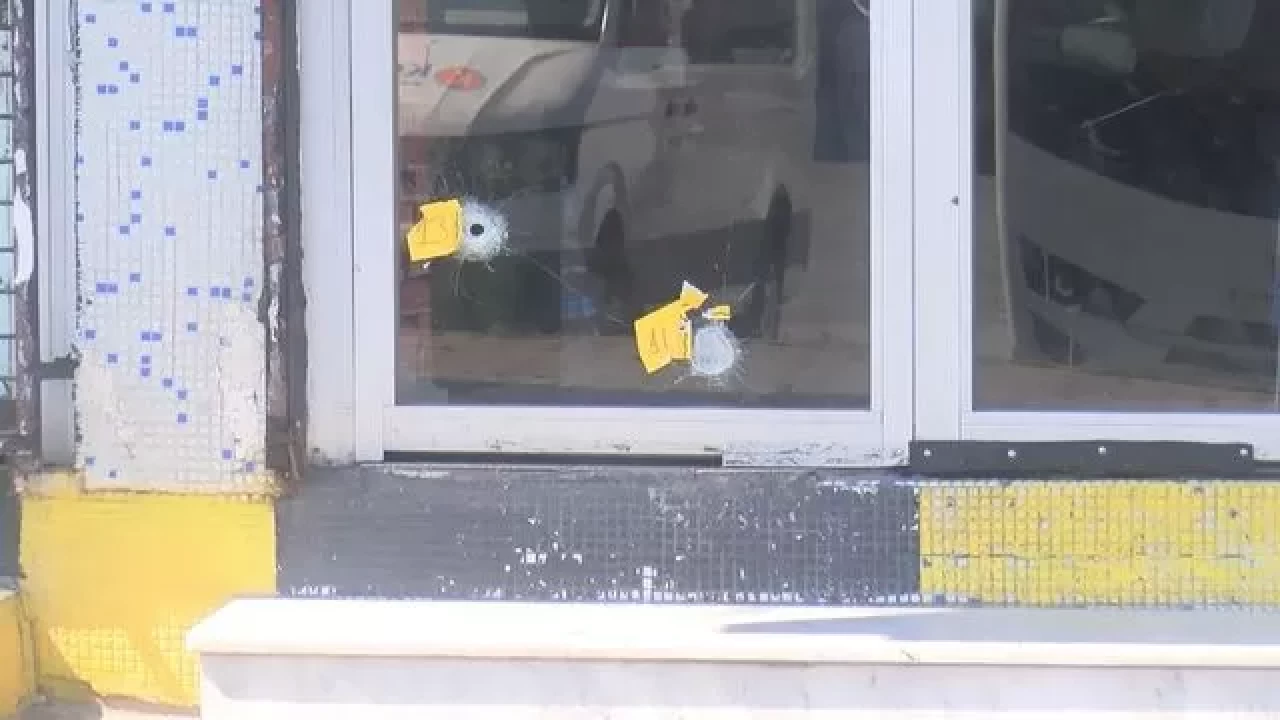 Küçükçekmece’de derneğe silahlı saldırı: 18 kurşun izi tespit edildi