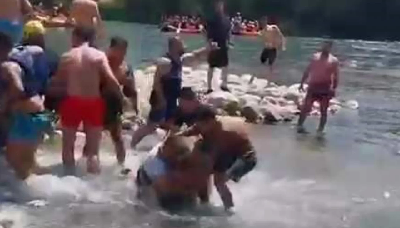 Ortalık savaş alanına döndü! Can yeleği giyme tartışması kürekli kavgaya dönüştü