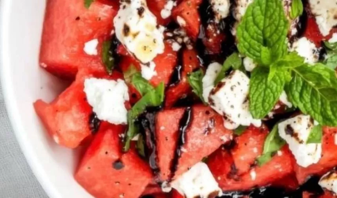 Karpuzla formda kalın! Lor peynirli pratik yaz salatası