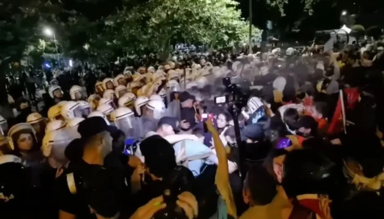 CHP,gençleri polislerin, hukukun önüne atıyor