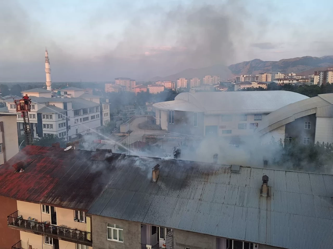 Muş’ta çatı yangını paniğe neden oldu