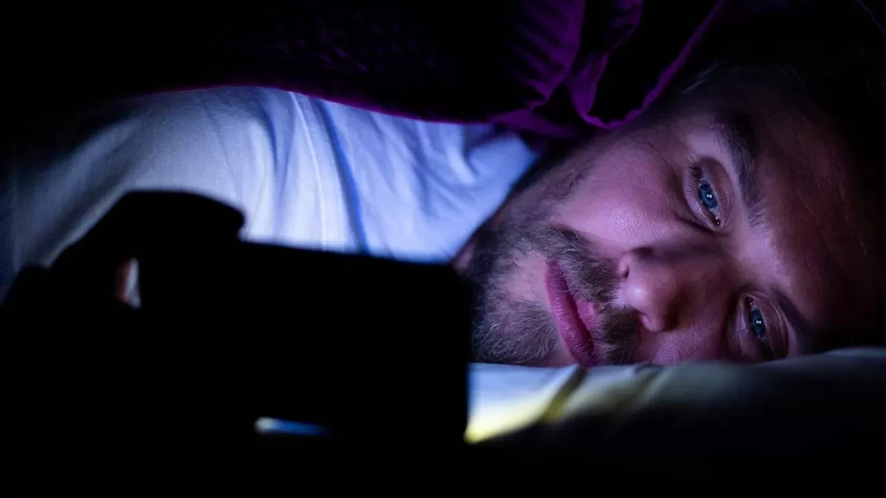 Uzmanlar uyarıyor: Akşam telefon ışığı uyku kalitesini düşürüyor