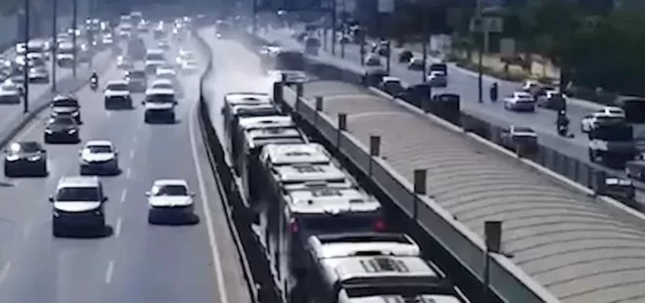 İstanbul'da metrobüste çıkan yangın söndürüldü