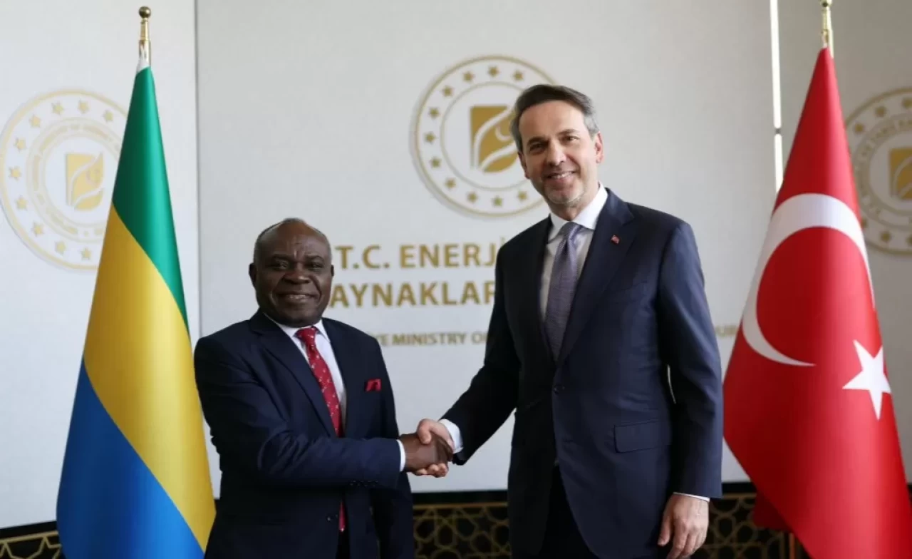 Enerji ve Tabii Kaynaklar Bakanı Bayraktar, Gabonlu bakanlarla görüştü