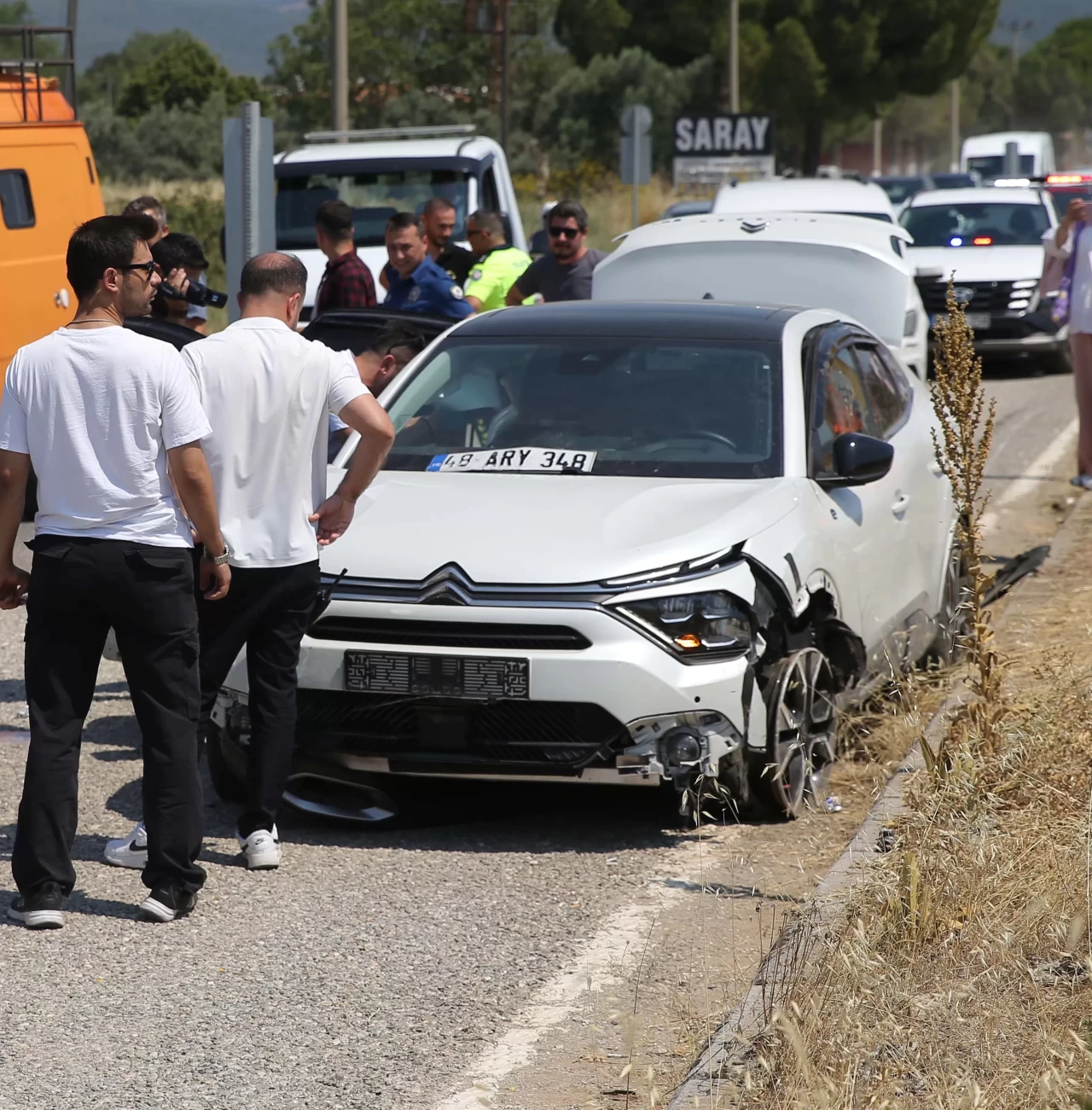 Muğla'da polisin "dur" ihtarına uymayan sürücü polis araçlarına çarptı