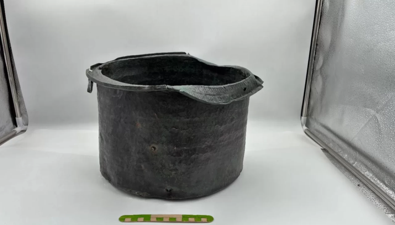 Pergamon Antik Kenti'nde yaklaşık 1400 yıllık bronz kazan günyüzüne çıkarıldı