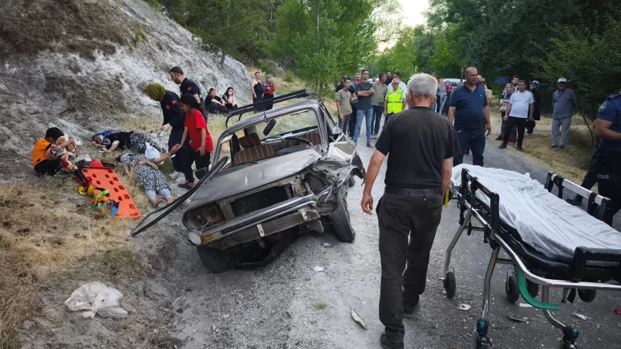 Kütahya'da korkutan kaza: İki otomobil çarpıştı, 5 yaralı